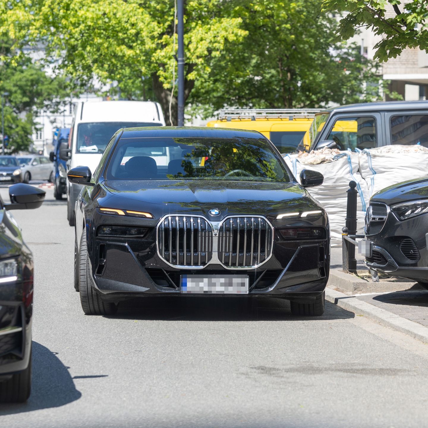 Radosław Majdan parkuje BMW na ulicy
