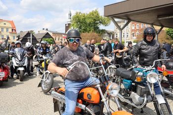 Parada motocyklowa w Rakoniewicach. Setki miłośników dwóch kółek na ulicach miasta