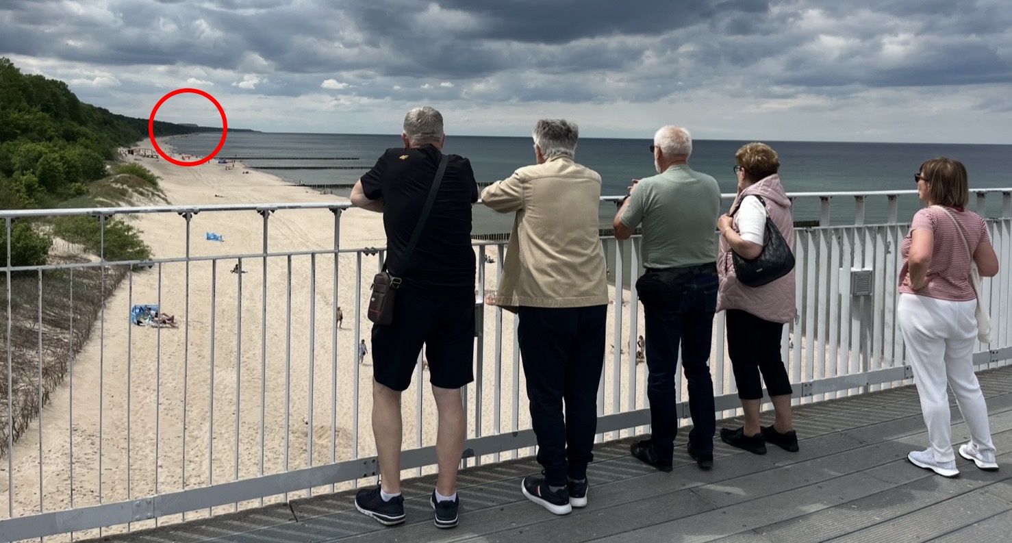 Zdjęcie z polskiego kurortu. Wszyscy patrzą w jeden punkt