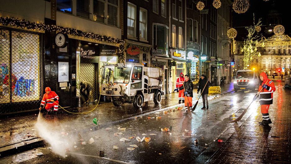 Służby z Amsterdamy sprzątają po nocy sylwestrowej