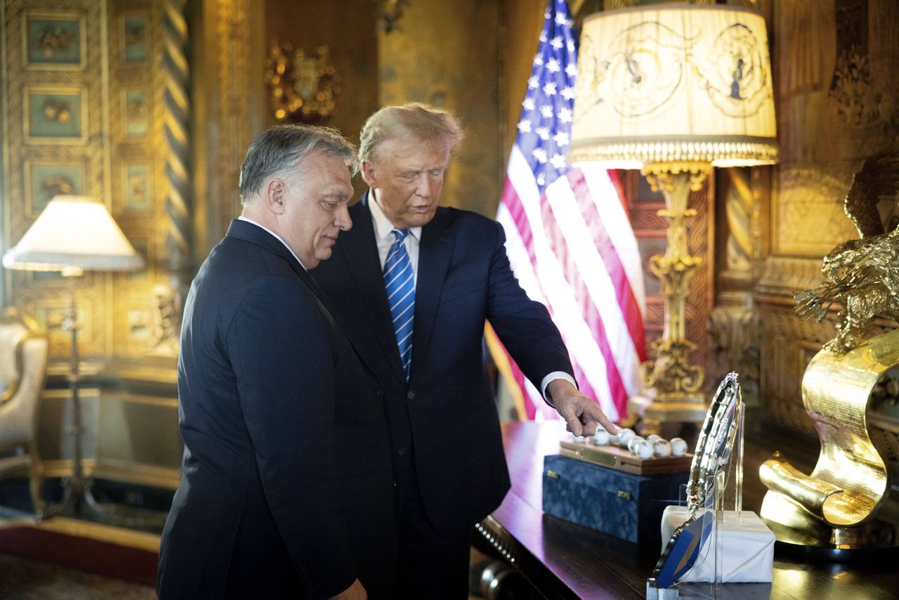 Hungarian Prime Minister Viktor Orban and former US President Donald Trump
epa11208140 A handout photo made available by the Hungarian Prime Minister's Office shows  
former US President and Republican presidential candidate Donald Trump (R) talking to Hungarian Prime Minister Viktor Orban during their meeting at Trump's Mar-a-Lago estate in Palm Beach, Florida, USA, 08 March 2024.  EPA/Zoltan Fischer / HANDOUT HANDOUT EDITORIAL USE ONLY NO SALES HANDOUT EDITORIAL USE ONLY/NO SALES HANDOUT EDITORIAL USE ONLY/NO SALES 
Dostawca: PAP/EPA.
Zoltan Fischer / HANDOUT