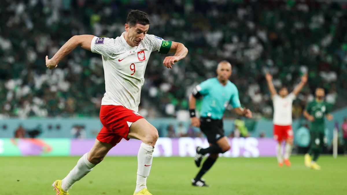 AL RAYYAN, QATAR - NOVEMBER 26: Robert Lewandowski #9 of Poland controls the ball during the FIFA World Cup Qatar 2022 Group C match between Poland and Saudi Arabia at Education City Stadium on November 26, 2022 in Al Rayyan, Qatar. (Photo by Zhizhao Wu/Getty Images)