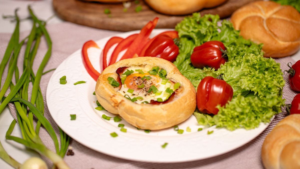 Jajka zapiekane w bułkach