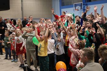 Szczecinek: Najmłodsi mieszkańcy spotkali się na Balu Mikołajkowym