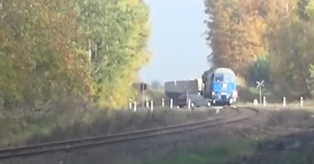 Kierowca kombi jechał wprost pod pociąg. Nagranie z przejazdu kolejowego