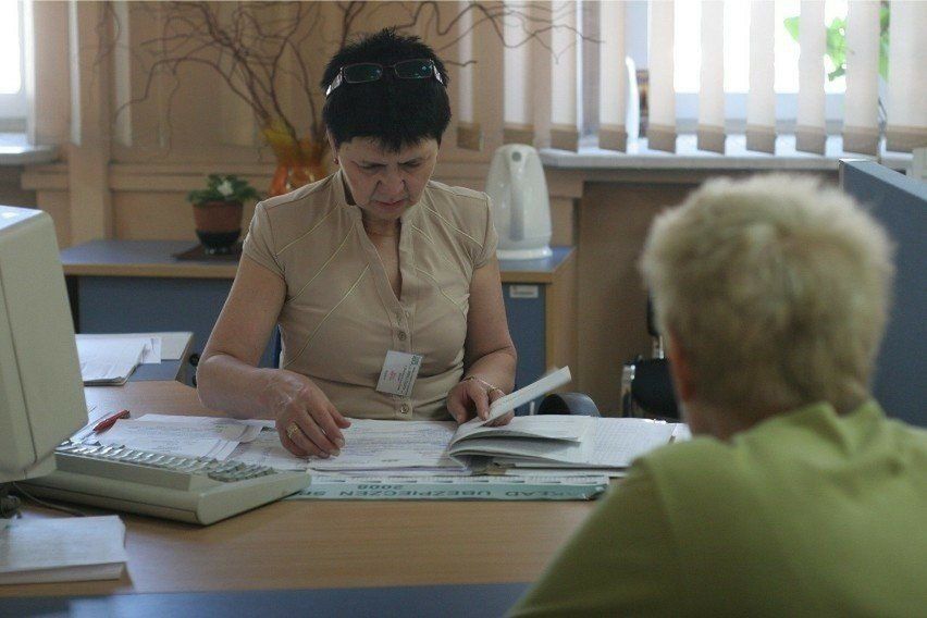 Bon senioralny 2025Bon senioralny to świadczenie pozwalające na sfinansowanie usługi wsparcia o charakterze opiekuńczym w miejscu zamieszkania seniora. Usługi te będą obejmowały pomoc w codziennych czynnościach, kontakt z otoczeniem, pomoc w przygotowaniu i spożywaniu posiłków. Program skierowany będzie do seniorów w wieku powyżej 75 lat i ich pracujących rodzin. Maksymalna wartość bonu senioralnego wyniesie 2 150 zł brutto.
