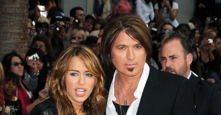 Ojciec Miley: "SPÓJRZ MI W OCZY DZ**KO!"