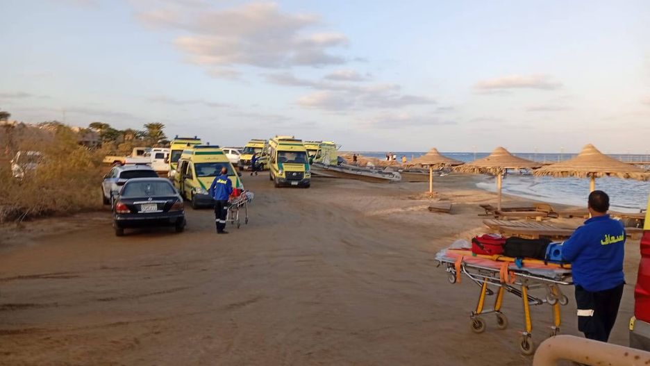 Medycy na plaży w pobliżu akcji ratunkowej na Morzu Czerwonym