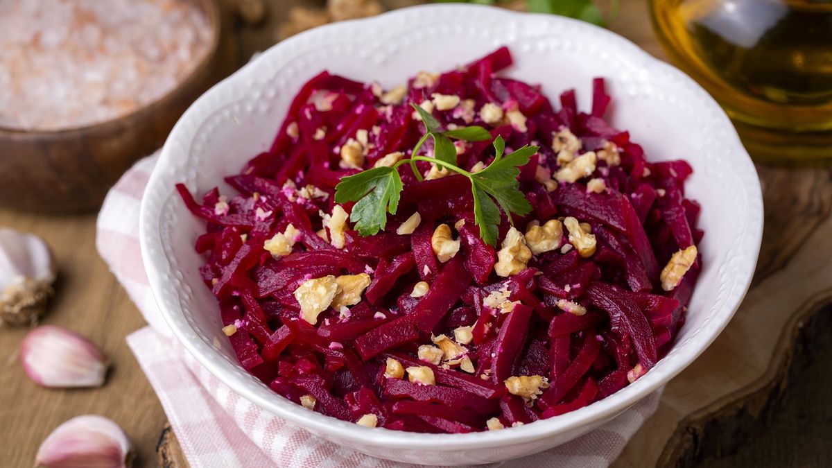 Ciocia pokazała mi, co dodać do buraczków. Teraz taką sałatkę robię kilka razy w tygodniu