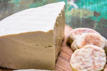 Polacy zajadają się mozzarellą. A to ten ser z Podhala ma więcej białka