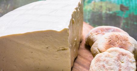 Polacy zajadają się mozzarellą. A to ten ser z Podhala ma więcej białka