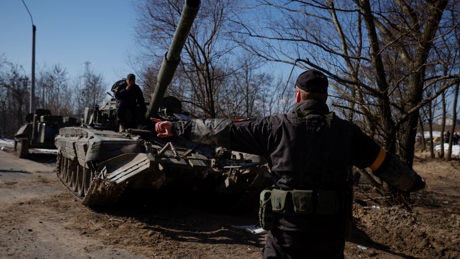 Ukraiński żołnierz kieruje pojmanym rosyjskim czołgiem