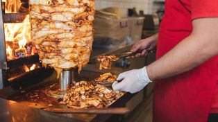Smaki Turcji – czego spróbować na wakacjach w Antalyi? Kebab, gözleme, a do tego słodka baklawa