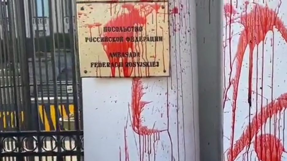 Aktywiści w geście solidarności z Ukrainą oblali budynek ambasady Rosji farbą. Interweniowała policja