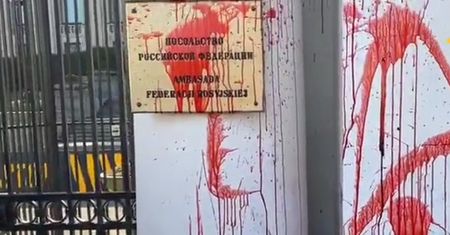 Oblali farbą budynek ambasady Rosji w Warszawie. Zatrzymania
