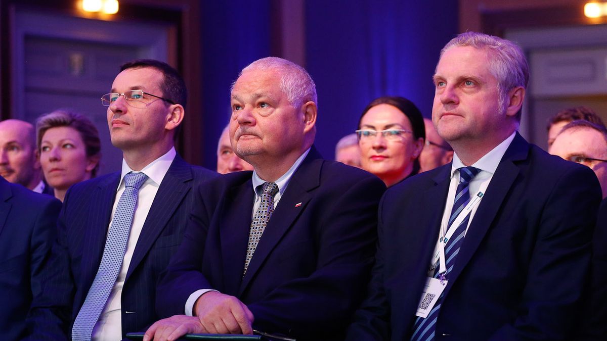 Słabszy złoty dla prezesa NBP Adama Glapińskiego i premiera Mateusza Morawieckiego oznacza wieksze wpływy do budżetu z zysku banku centralnego.