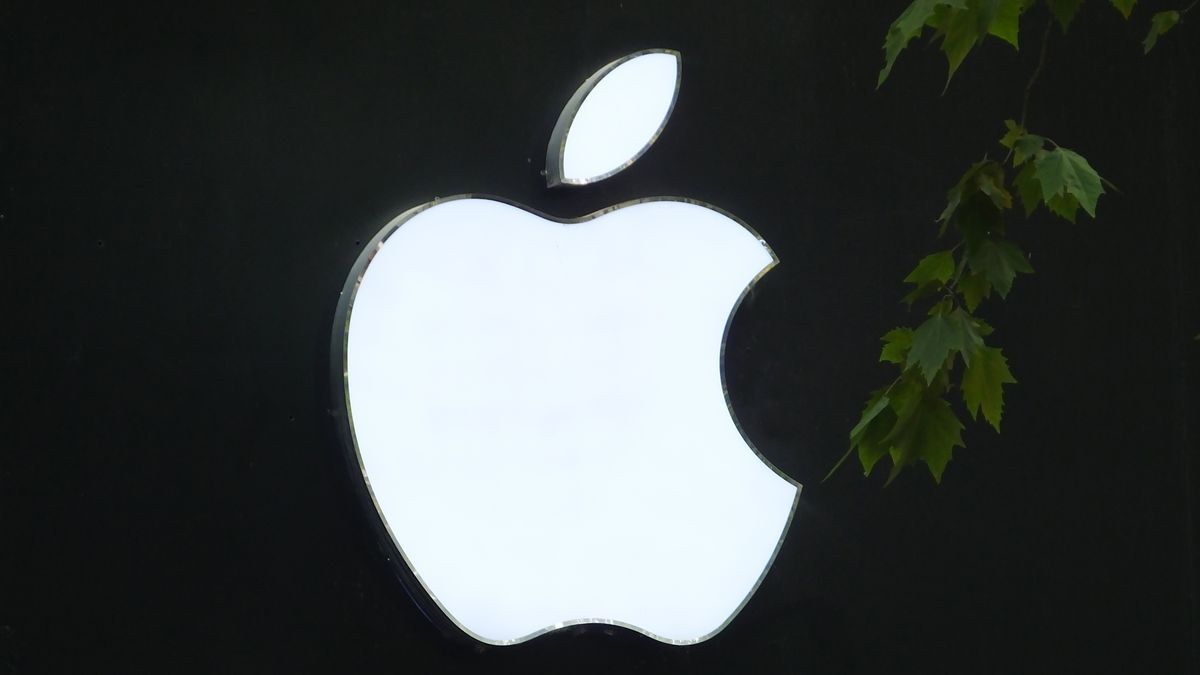 YICHANG, CHINA - DECEMBER 10, 2022 - The LOGO of an Apple store is seen in Yichang, Hubei province, China, December 10, 2022. The Hurun Global 500 List 2022, released by the Hurun Research Institute on Dec 9, lists the world's top 500 non-state-owned enterprises, ranked by market capitalization or valuation. Apple has retained the top spot on the Hurun Global 500 list with a value of 17 trillion yuan. (Photo credit should read CFOTO/Future Publishing via Getty Images)