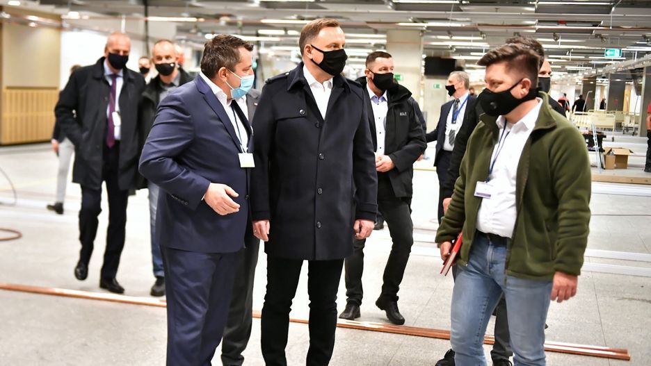 Koronawirus w Polsce. Zakażony prezydent Andrzej Duda na Stadionie Narodowym. Wiceminister komentuje