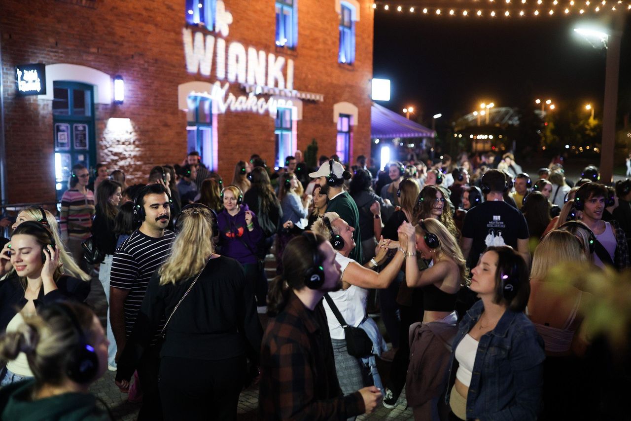 Wianki 2025 w Krakowie rozpoczęte! Roztańczone Silent Disco pod Galerią Kazimierz w piątkowy wieczór
