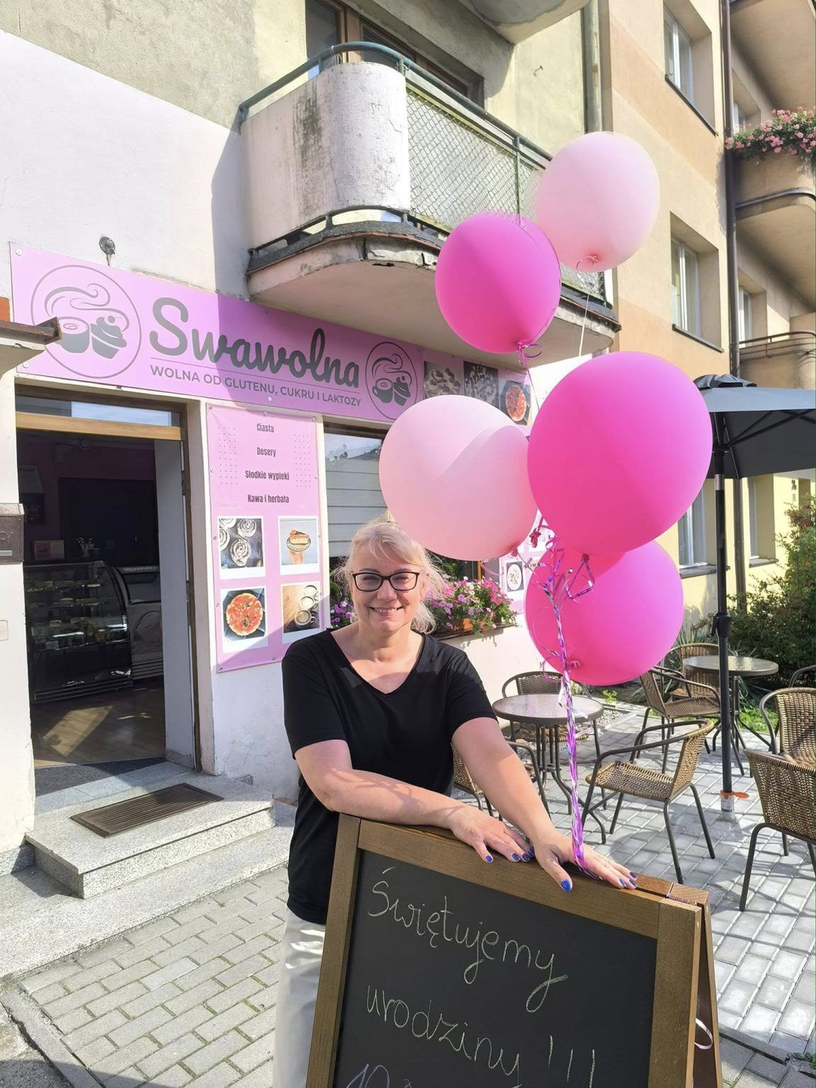 Iwona Watrak przed Kawiarnią Swawolna 