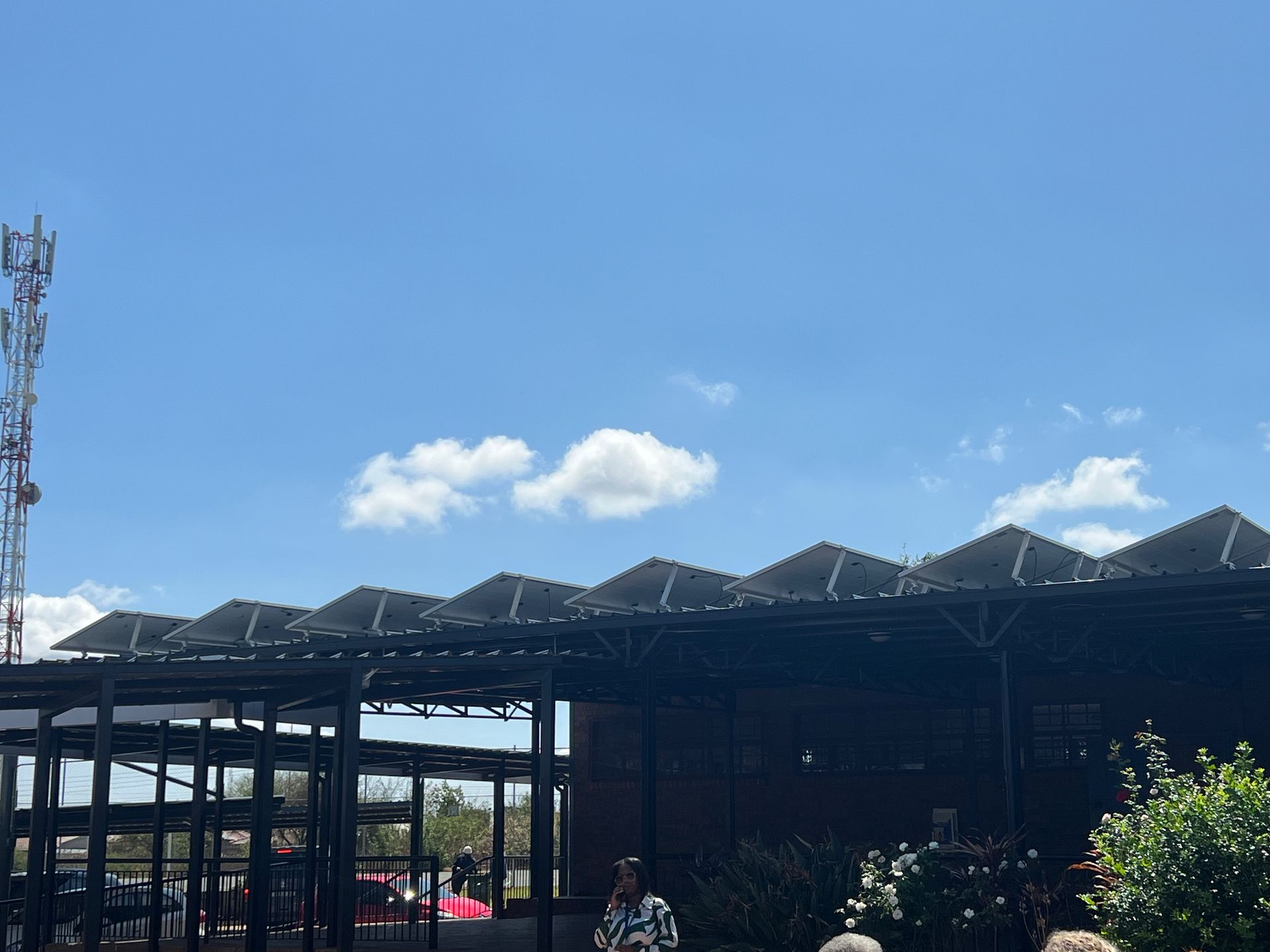 Panele fotowoltaiczne pokrywają niemal całe zadaszenie nad wejściem i dziedzińcem szkoły