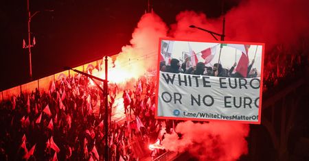 Rasistowski baner na marszu. Trzymali go zamaskowani ludzie
