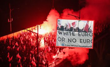 Rasistowski baner na Marszu. Trzymali go zamaskowani ludzie