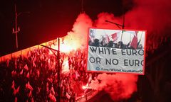 Rasistowski baner na marszu. Trzymali go zamaskowani ludzie