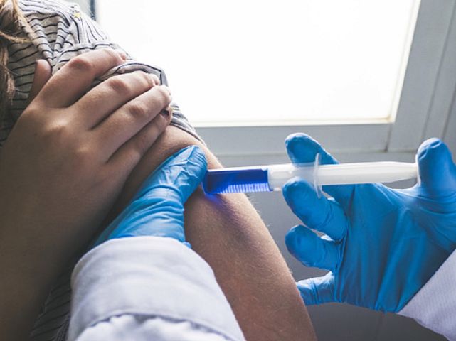 Koronawirus. Wielka Brytania podpisała umowę na 90 milionów dawek szczepionki przeciwko COVID-19