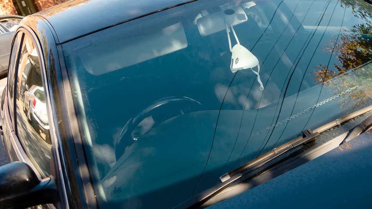 Nadal można dostać karę za brak maseczki w samochodzie