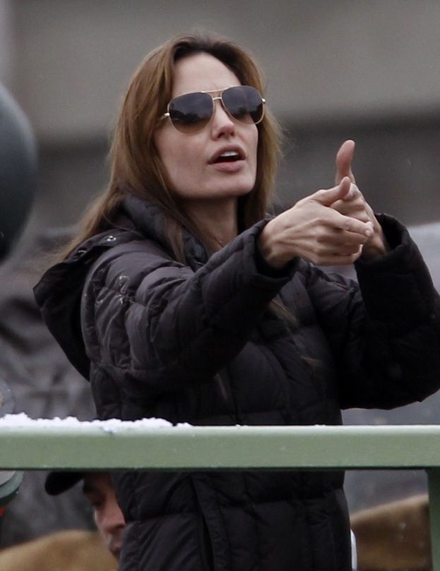 Jolie uciekła z Bośni! Zdoła dokończyć film?