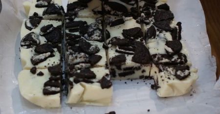 Miękkie ciastka bez pieczenia o smaku Oreo. Wystarczą 3-składniki