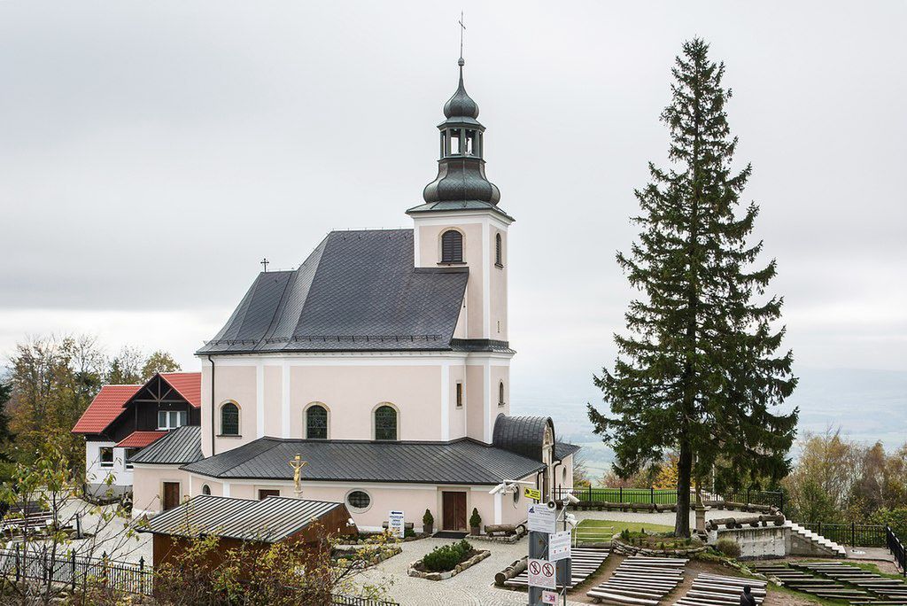 Wszedł do kościoła w czapce. Oskarżono go o obrazę uczuć religijnych 