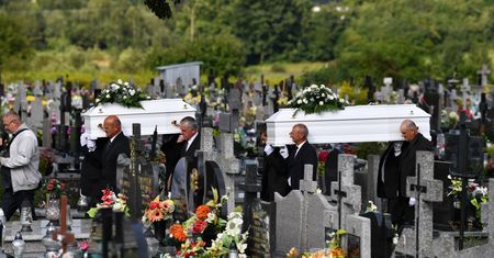 W białych trumnach nieśli mamę i jej ukochaną córeczkę. Rozpacz tłumu w Daleszycach
