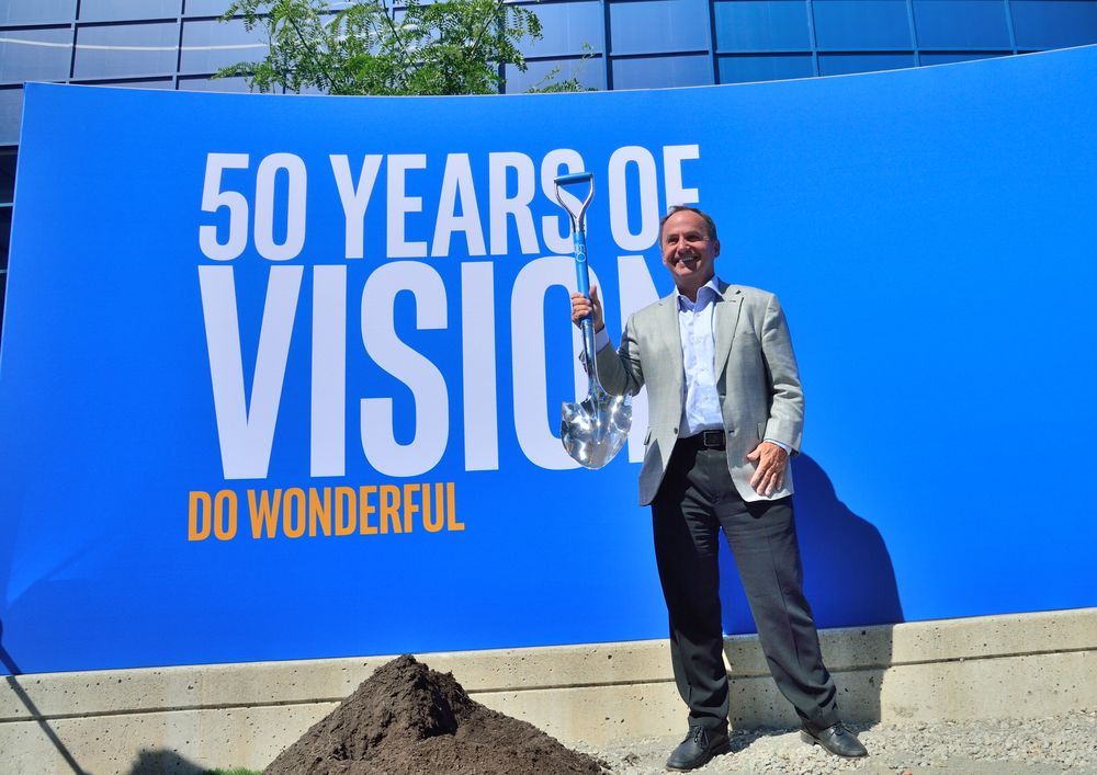 Bob Swan podczas ukrycia kapsuły czasu na 50-lecie firmy Intel