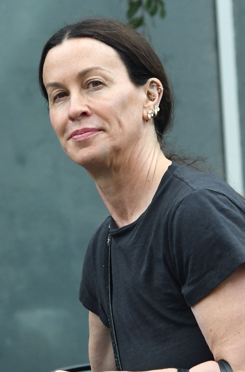 Alanis Morissette wsiada z zakupami do auta