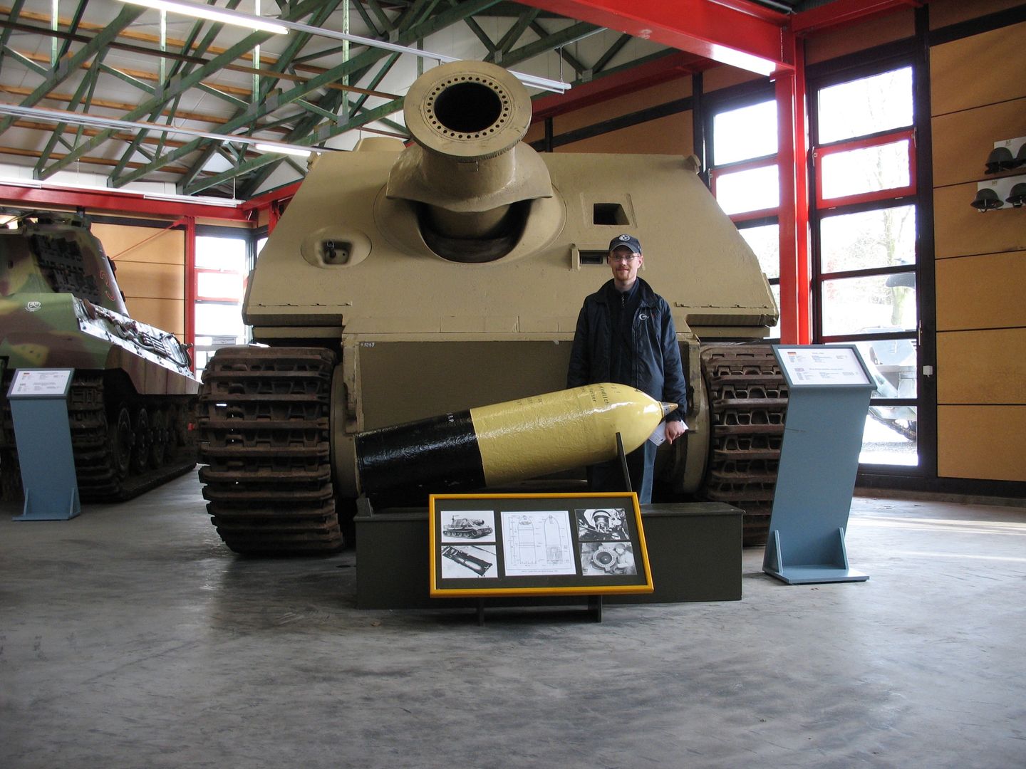 Sturmtiger wraz z pociskiem
