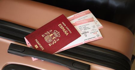 Nie wpuścili jej na pokład. Zamiast paszportu wzięła zabawkę
