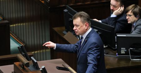 Politycy PiS idą w zaparte. Błaszczak o "źródle" zła, pada oskarżenie