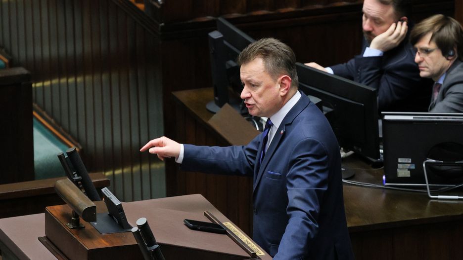 Warszawa, 07.02.2024. Poseł PiS Mariusz Błaszczak (L) na sali obrad Sejmu w Warszawie, 7 bm. Posłowie mają zająć się m.in. rządowym projektem noweli ustawy o pomocy obywatelom Ukrainy w związku z konfliktem zbrojnym na terytorium tego państwa. (jm) PAP/Paweł Supernak