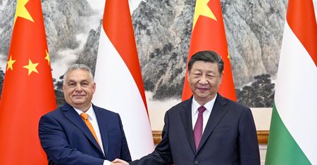 Orban złożył w Chinach hołd. Premier Węgier kontynuuje swoją "pokojową misję"