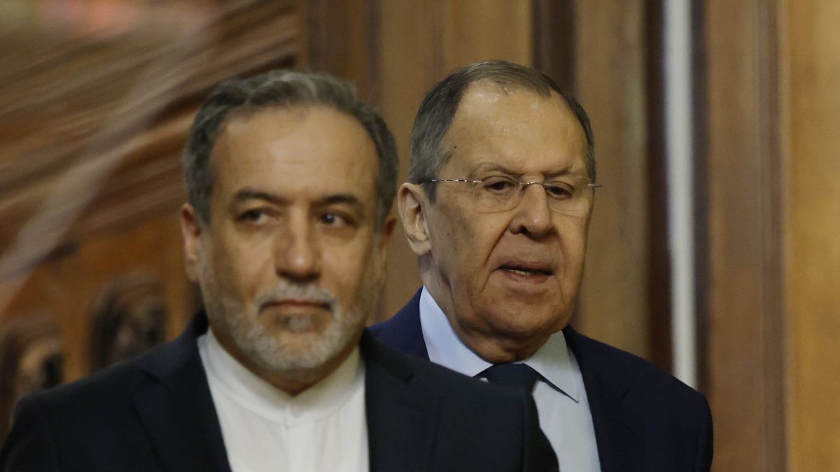 Russia's Foreign Minister Sergei Lavrov (R) and Iran's Foreign Minister Abbas Araghchi (L) arrive for a joint press conference following their talks in Moscow, Russia, 18 April 2025. Abbas Araghchi is on his two days working visit to Moscow. EPA/TATYANA MAKEYEVA / POOL Dostawca: PAP/EPA.