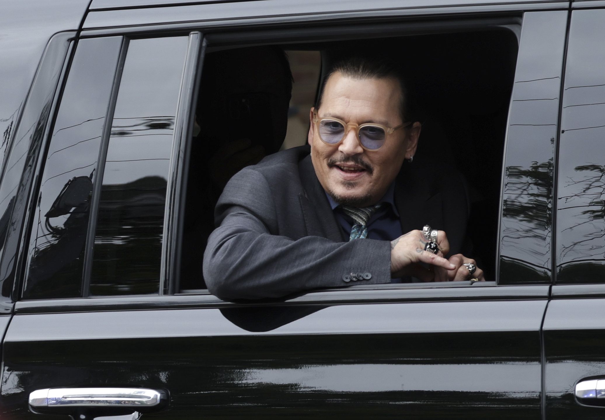 Johnny Depp zaprzecza oskarżeniom o przemoc w procesie przeciwko Amber Heard