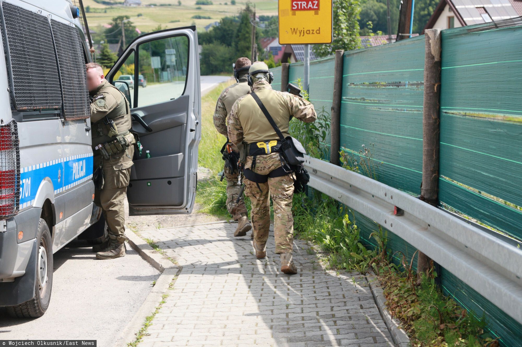 Ob?awa na strzelca ze Starej Wsi pod Limanow?
Fot. Wojciech Olkusnik/East News, 28.06.2025. Policyjna oblawa za Tadeuszem Duda, ktory 27.06. rano w Starej Wsi pod Limanow? zastrzelil swoja corke i ziecia, ciezko ranil swoja tesciowa.
Wojciech Olkusnik