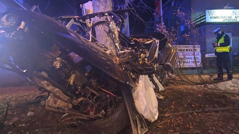 Volkswagen wjechał w drzewo na ul. Glinianej | fot. KM PSP Lublin