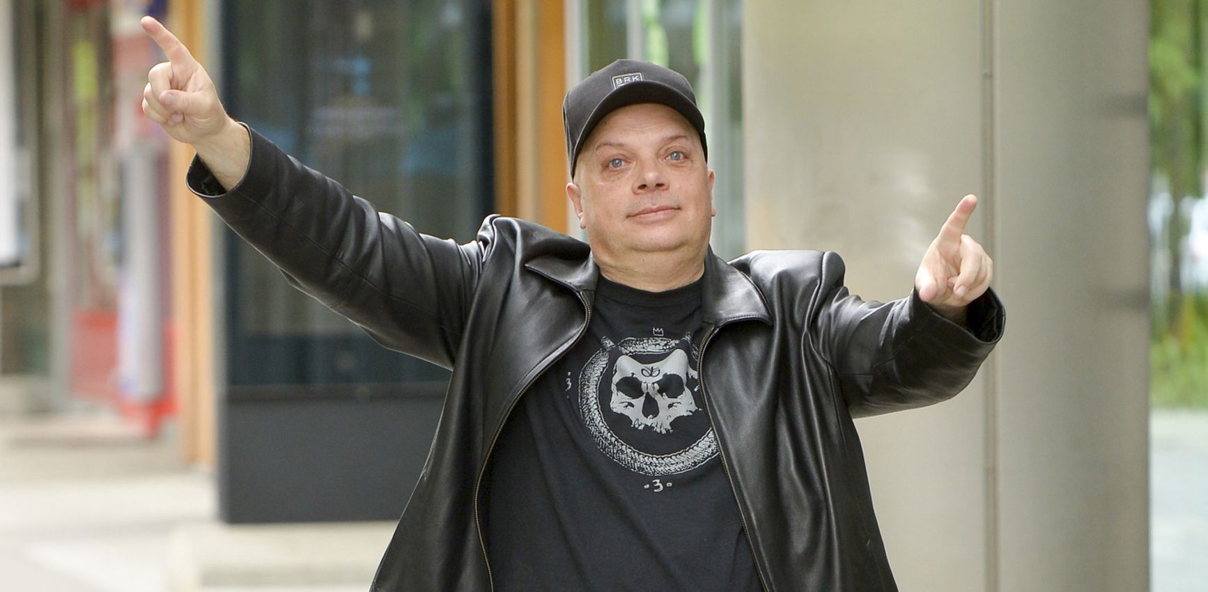 scena z: Krzysztof Skiba, SK:, , fot. Norbert Nieznanicki/AKPA
buty czarne, czapka z daszkiem, czapka z daszkiem czarna, Gwiazdy DDTVN, koszulka czarna, koszulka z nadrukiem, kurtka skórzana, kurtka skórzana czarna, maj 2021, poza, spodnie czarne, sylwetka, Krzysztof Skiba