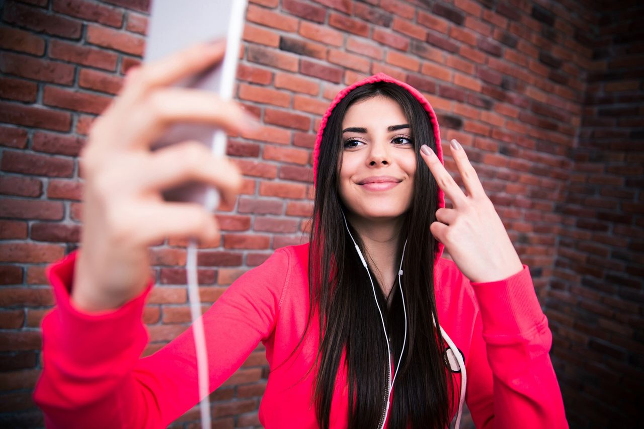 Zdjęcie dziewczyny robiącej selfie pochodzi z serwisu Depositphotos