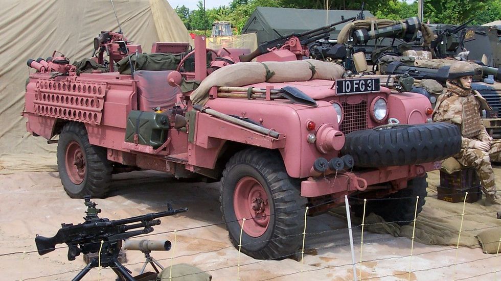 Takiego kamuflażu nie widzieliście! Dlaczego wojsko maluje swój sprzęt majtkowym różem? 1