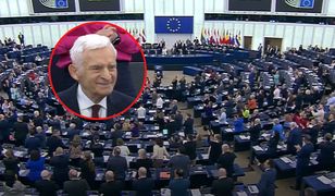 Wszyscy wstali. Tak europosłowie podziękowali Jerzemu Buzkowi