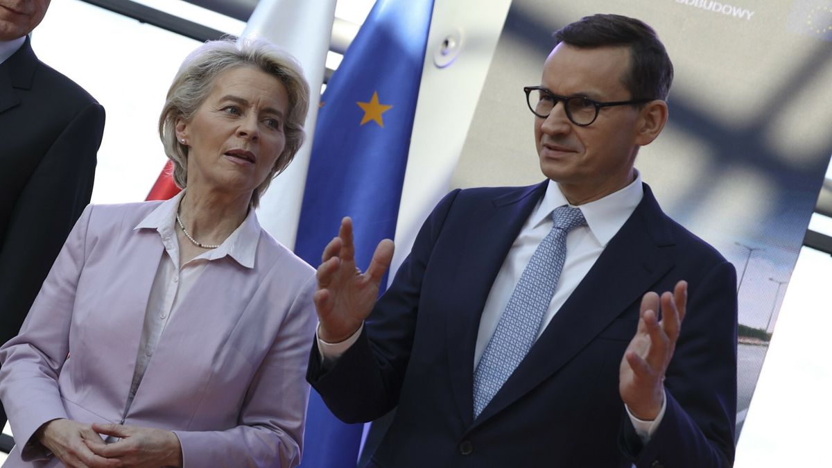 Ursula von der Leyen w Polsce
Poland's Prime Minister Mateusz Morawiecki, right, and European Commission President Ursula von der Leyen, left, arrive for a news conference at headquarters of Poland's Power Grid in Konstancin-Jeziorna, Poland, Thursday, June 2, 2022. The independence of Poland's courts is at the heart of a dispute with the European Union, which has withheld billions of euros in pandemic recovery funds. European Commission President Ursula von der Leyen meets Poland's leaders discuss the matter. (AP Photo/Michal Dyjuk)
AP